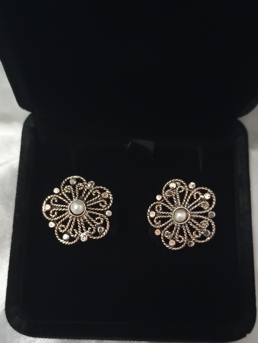 New Silver And Pearl Earrings In Beautiful Floral Design